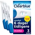 Clearblue Ultratidlig i blå eske for tre tester, med tre hvite og blå teststaver ved siden av