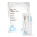 Hvit pose med Babyplan Ovulation Test Midstream, en enkeltpakket test og en hvit og lyseblå teststav foran