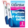 Clearblue digital graviditetstest i blå og rosa eske for to tester, med to digitale staver med rød hette ved siden av
