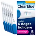Clearblue Ultratidlig i blå verdipakke-eske for fem tester, med fem hvite og blå teststaver ved siden av