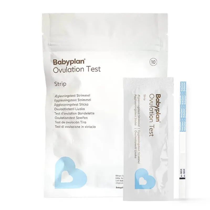Hvit pose med Babyplan Ovulation Test Strip, en enkeltpakket test og en blå og hvit teststrimmel ved siden av